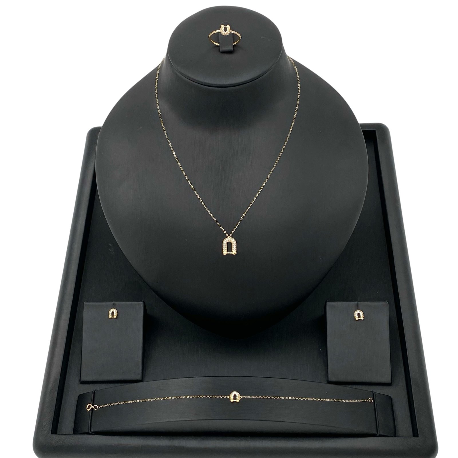 طقم ذهب عيار 18 الوزن 2.60 جرام 1 طقم ذهب عيار 18 وزن 2.60 جرام تصميم ملكي فاخر من قمة زاوية الشفاء للذهب والمجوهرات في الرياض