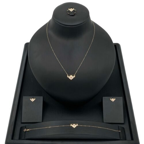 طقم ذهب عيار 18 وزن 2.73 جرام تصميم ملكي فاخر من قمة زاوية الشفاء للذهب والمجوهرات في الرياض