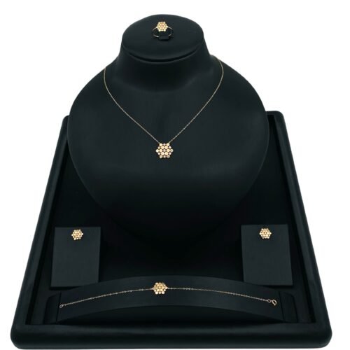 طقم ذهب عيار 18 وزن 3.45 جرام تصميم ملكي فاخر من قمة زاوية الشفاء للذهب والمجوهرات في الرياض