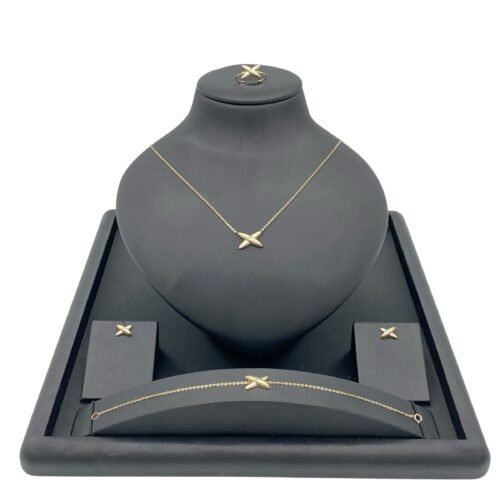 طقم ذهب عيار 18 وزن 7.42 جرام تصميم ملكي فاخر من قمة زاوية الشفاء للذهب والمجوهرات في الرياض