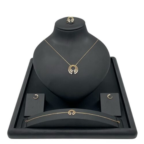 طقم ذهب عيار 18 وزن 8.95 جرام تصميم ملكي فاخر من قمة زاوية الشفاء للذهب والمجوهرات في الرياض