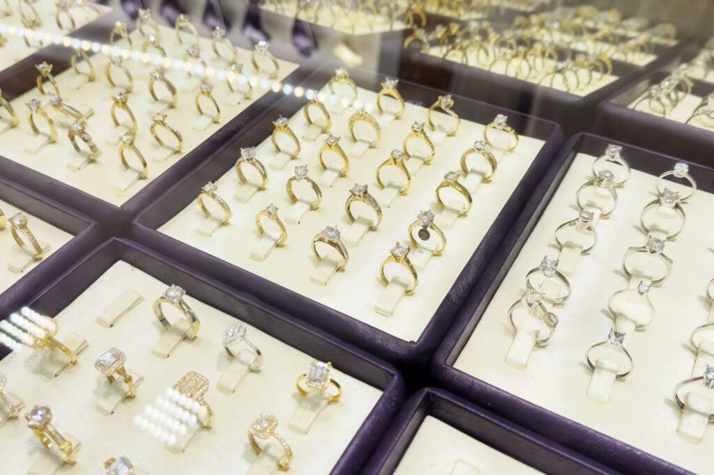 احدث صيحات خواتم و دبل الخطوبة في السعودية | متجر ومعارض قمة زاوية الشفاء للذهب والمجوهرات في الرياض
