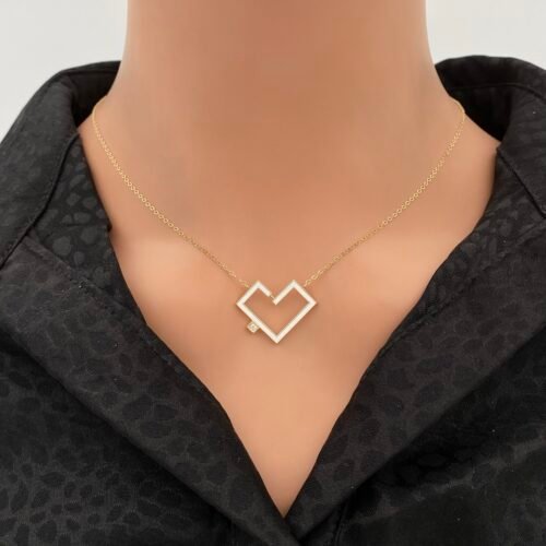 عقد ذهب عيار 18 الوزن 2.28 جرام