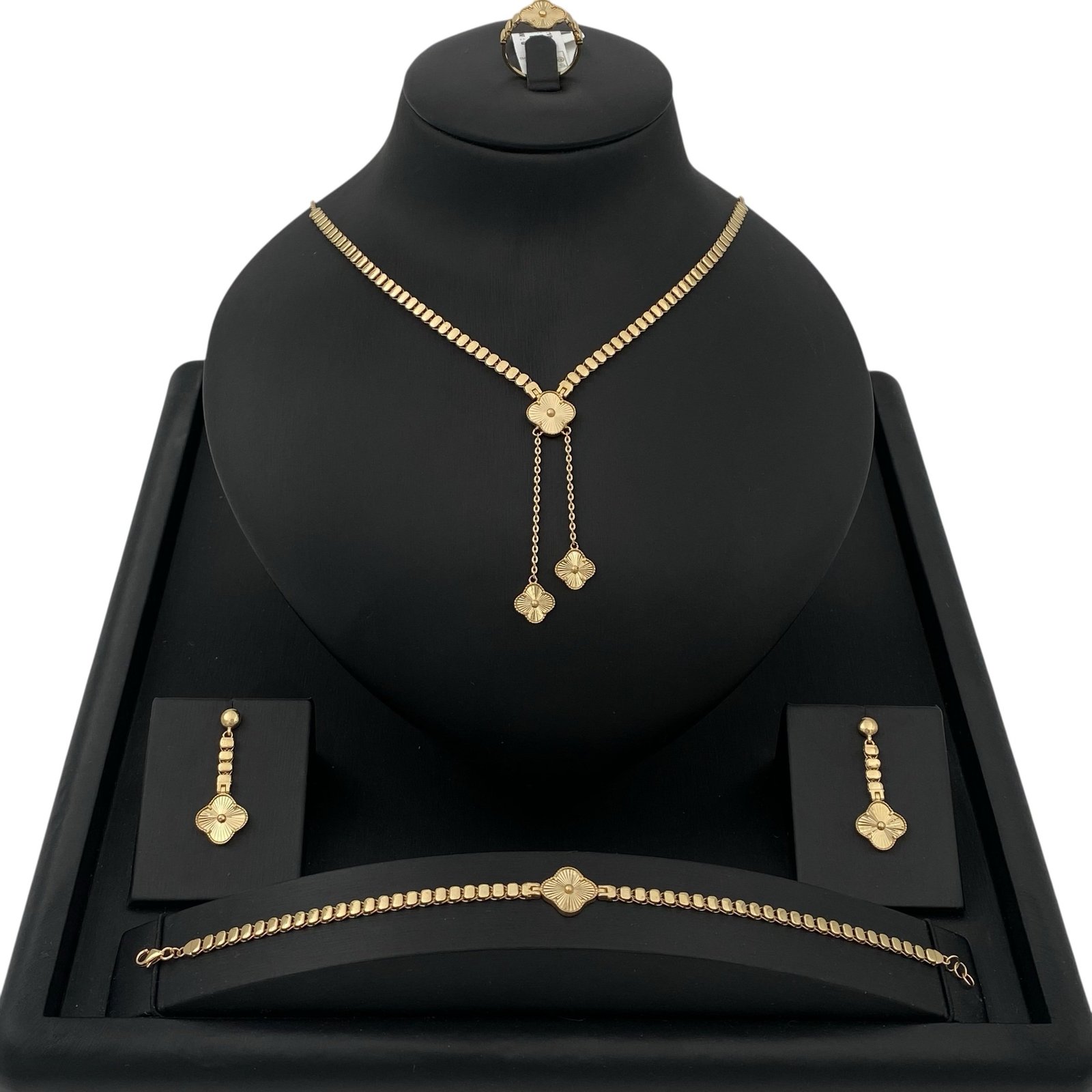 طقم ذهب عيار 18 الوزن 18.53 جرام