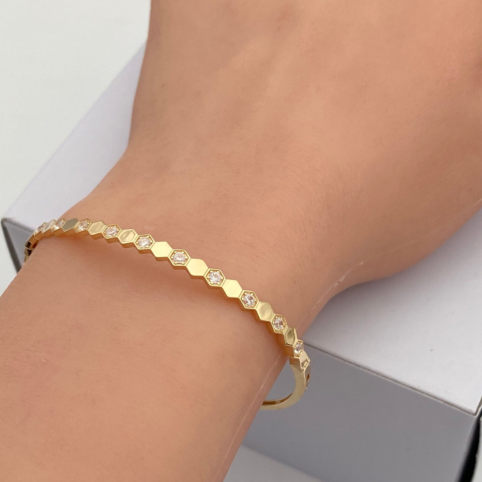 اسواره شومية واقف ذهب عيار 18 وزن 5.37 جم تصميم عصري أنيق 3 اسواره شومية واقف ذهب عيار 18 وزن 5.37 جم تصميم عصري أنيق - الصورة 3