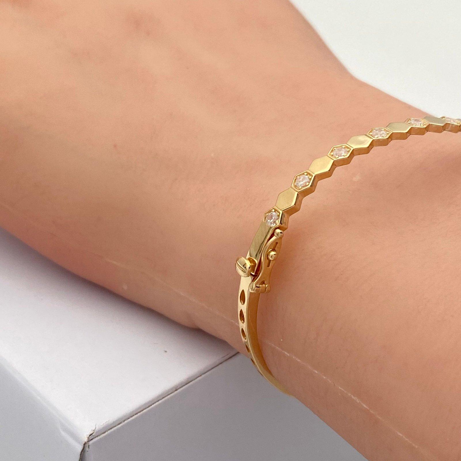 اسواره شومية واقف ذهب عيار 18 وزن 5.37 جم تصميم عصري أنيق 2 اسواره شومية واقف ذهب عيار 18 وزن 5.37 جم تصميم عصري أنيق - الصورة 2