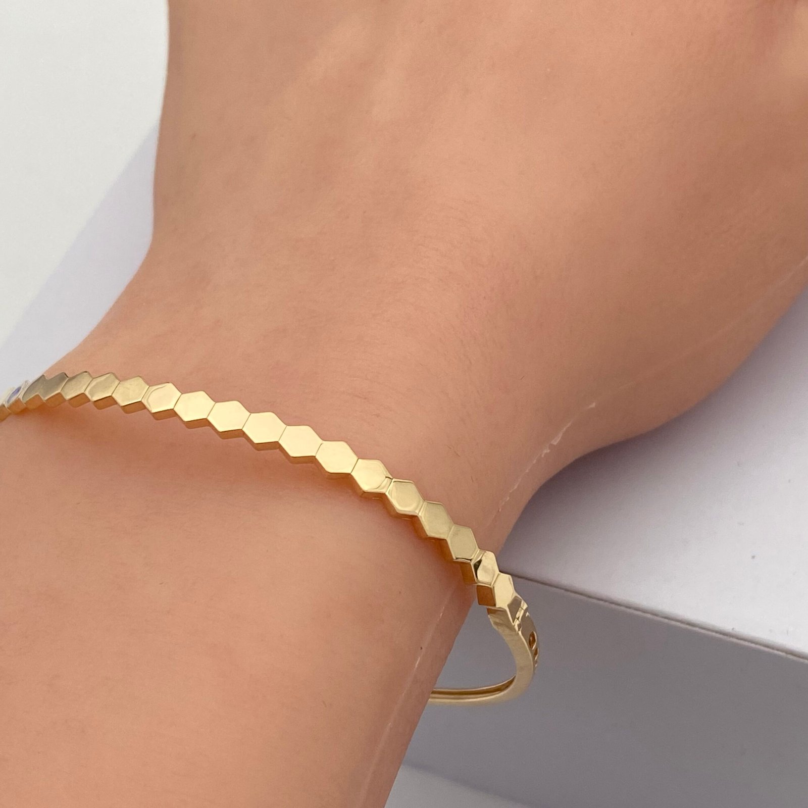 اسوارة ذهب شومية عيار 18 وزن 5 جم تمنحك لمسة من الفخامة الهادئة 3 اسوارة ذهب شومية عيار 18 وزن 5 جم تمنحك لمسة من الفخامة الهادئة - الصورة 3