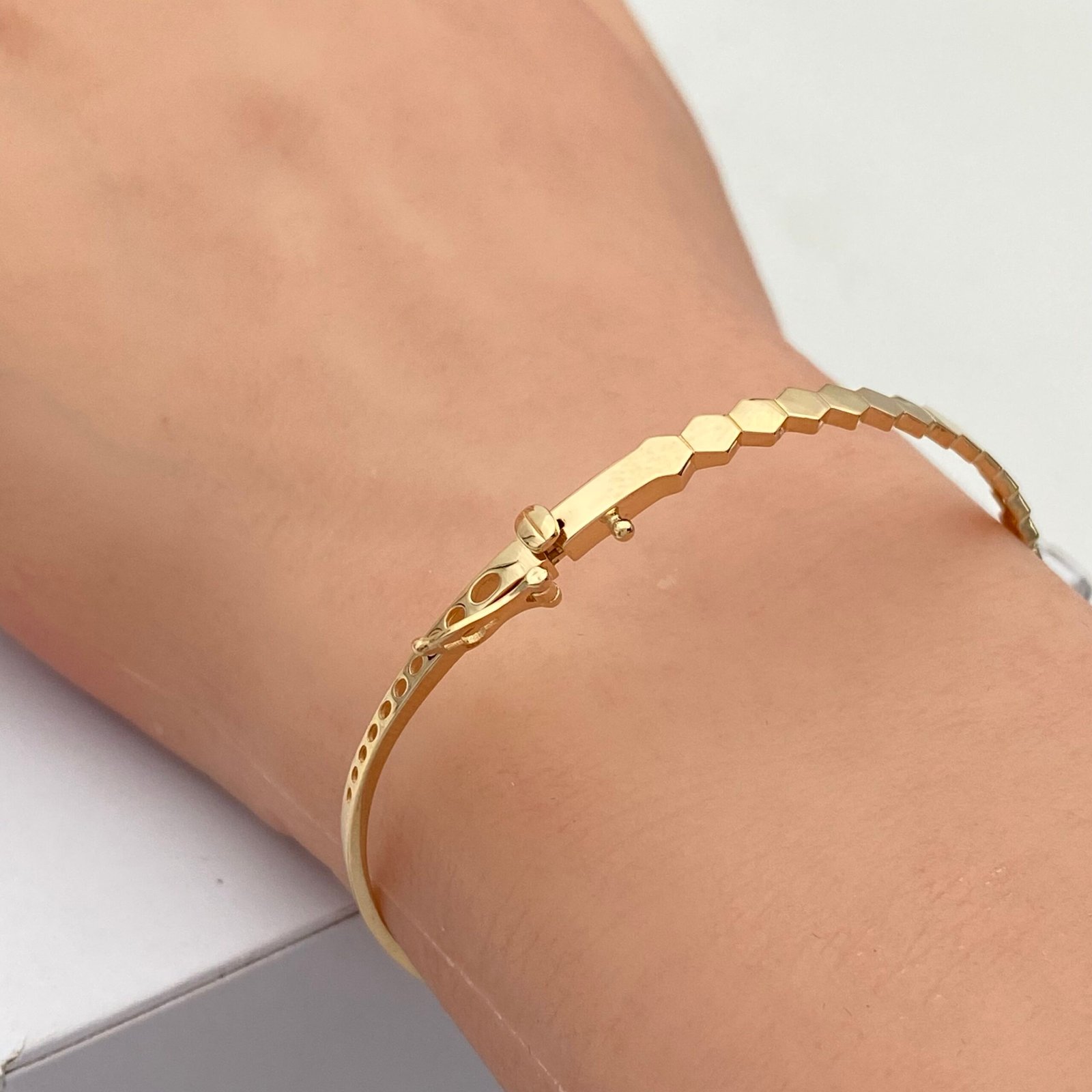 اسوارة ذهب شومية عيار 18 وزن 5 جم تمنحك لمسة من الفخامة الهادئة 2 اسوارة ذهب شومية عيار 18 وزن 5 جم تمنحك لمسة من الفخامة الهادئة - الصورة 2