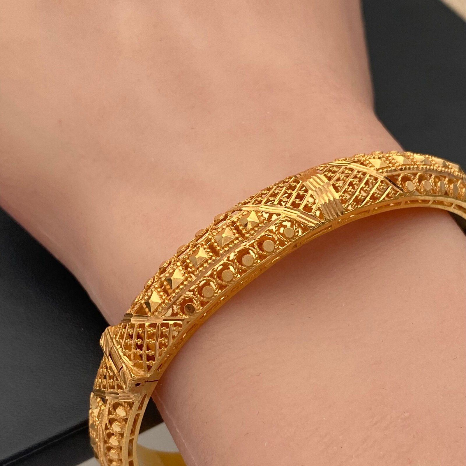 اسوارة ذهب واقف عيار 21 وزن 19.43 جم تفيض أناقة وجمال 3 اسوارة ذهب واقف عيار 21 وزن 19.43 جم تفيض أناقة وجمال - الصورة 3