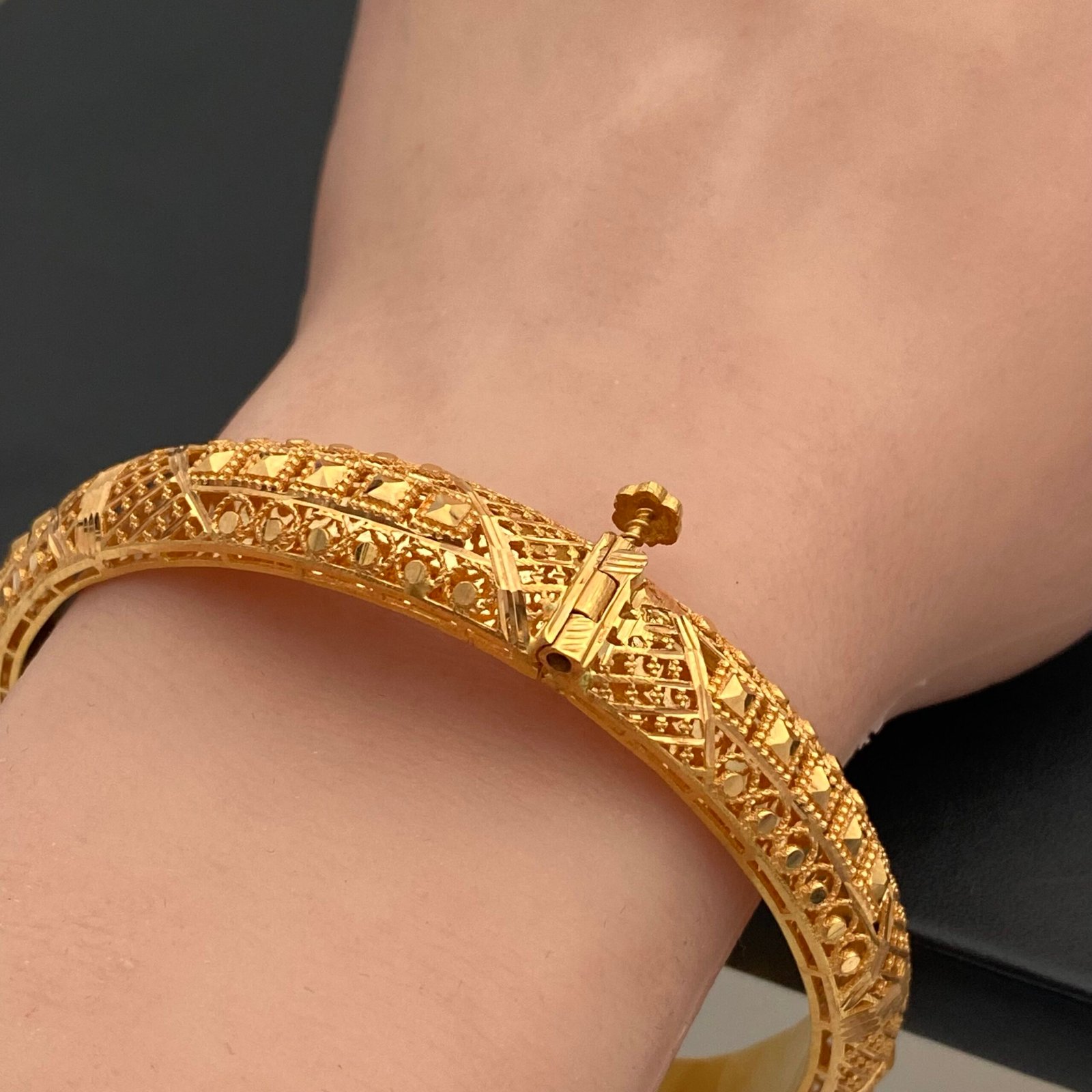 اسوارة ذهب واقف عيار 21 وزن 19.43 جم تفيض أناقة وجمال 2 اسوارة ذهب واقف عيار 21 وزن 19.43 جم تفيض أناقة وجمال - الصورة 2