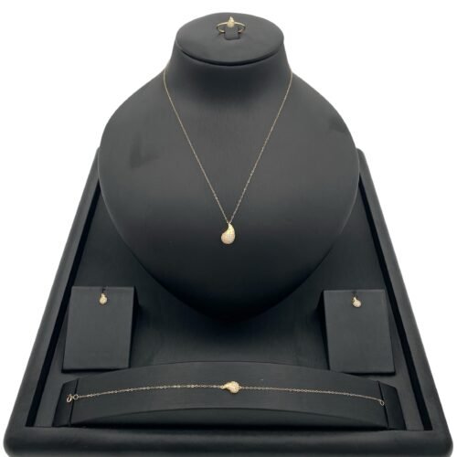 طقم ذهب ناعم عيار 18 وزن 2.67 جم تصميم دمعة يخطف الأنظار ويُبرز حضورك