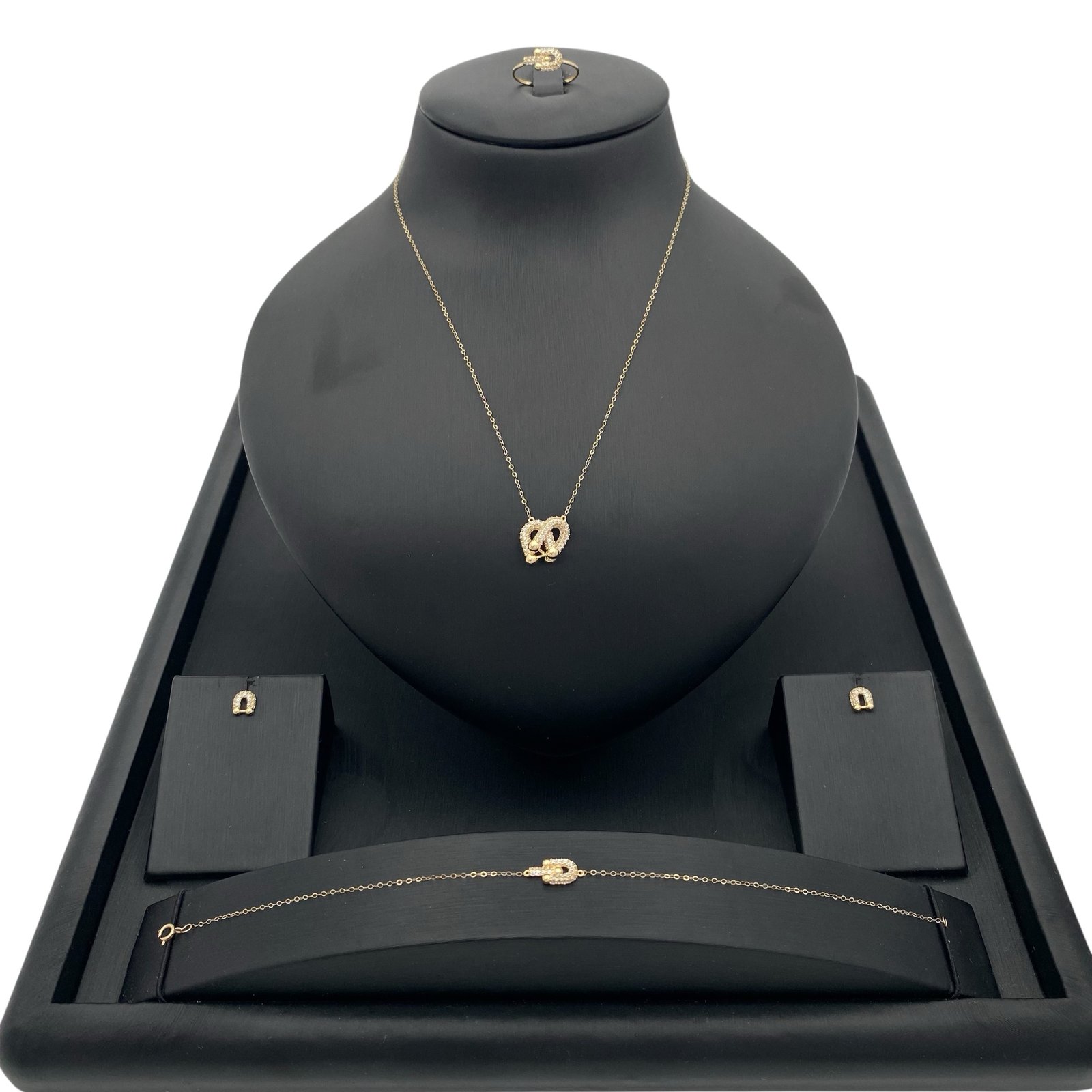 طقم ذهب عيار 18 الوزن 3.21 جرام