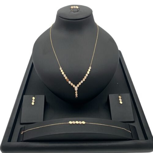 طقم ذهب عيار 18 الوزن 8.15 جرام