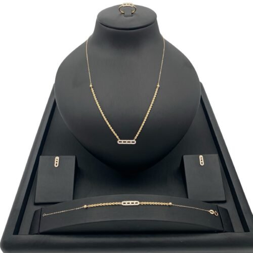 طقم ذهب ميسيكا عيار 18 وزن 5.05 جرام بتصميم عصري يعكس فخامتك