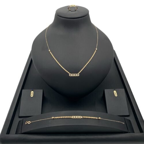 طقم ذهب عيار 18 وزن 4.83 جرام تصميم متقن يبرز أناقتك في كل المناسبات