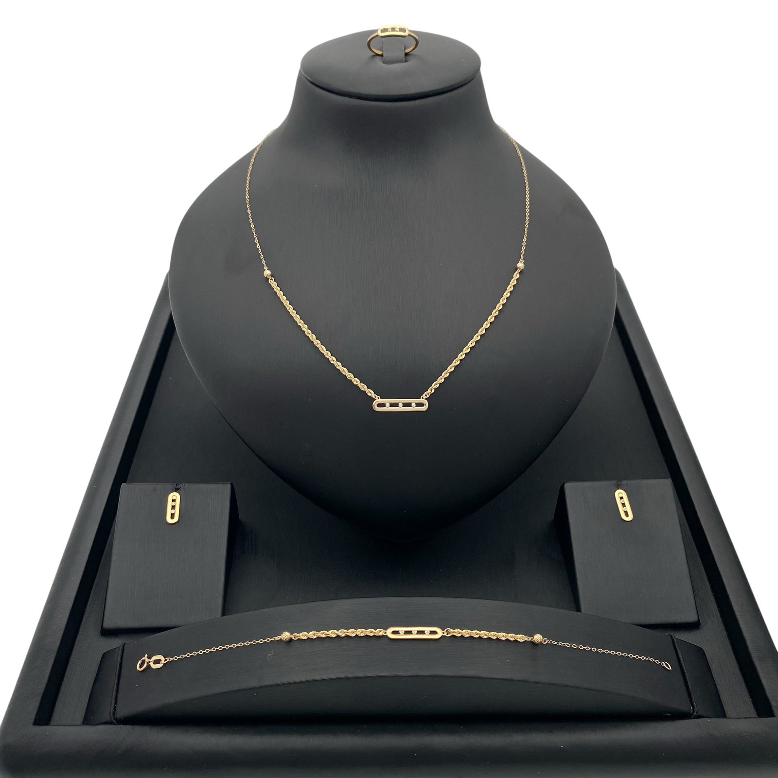 طقم ذهب عيار 18 وزن 4.83 جرام تصميم متقن يبرز أناقتك في كل المناسبات 1 طقم ذهب عيار 18 وزن 4.83 جرام تصميم متقن يبرز أناقتك في كل المناسبات