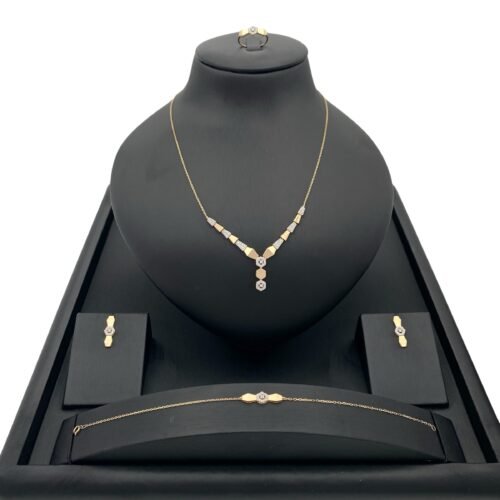 طقم ذهب عيار 18 وزن 8.90 جم