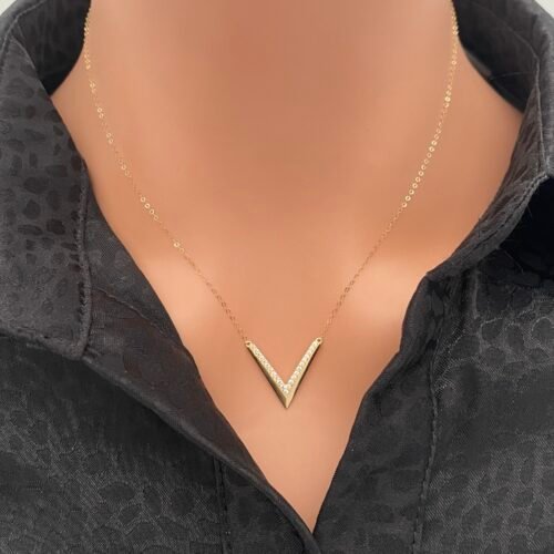 عقد ذهب عيار 18 الوزن 0.77 جرام