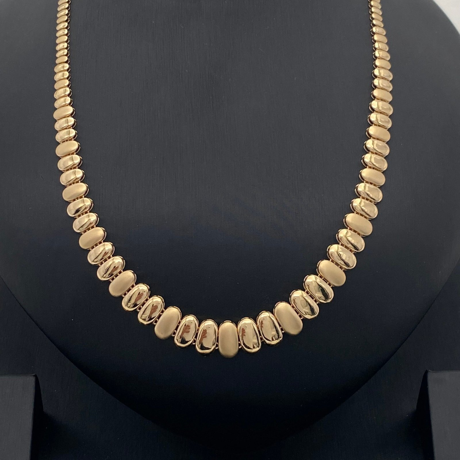 طقم ذهب ملكي عيار 18 الوزن 22.97 جم تصميم كلاسيك فاخر لإطلالة جذابة 5 طقم ذهب ملكي عيار 18 الوزن 22.97 جم تصميم كلاسيك فاخر لإطلالة جذابة - الصورة 5