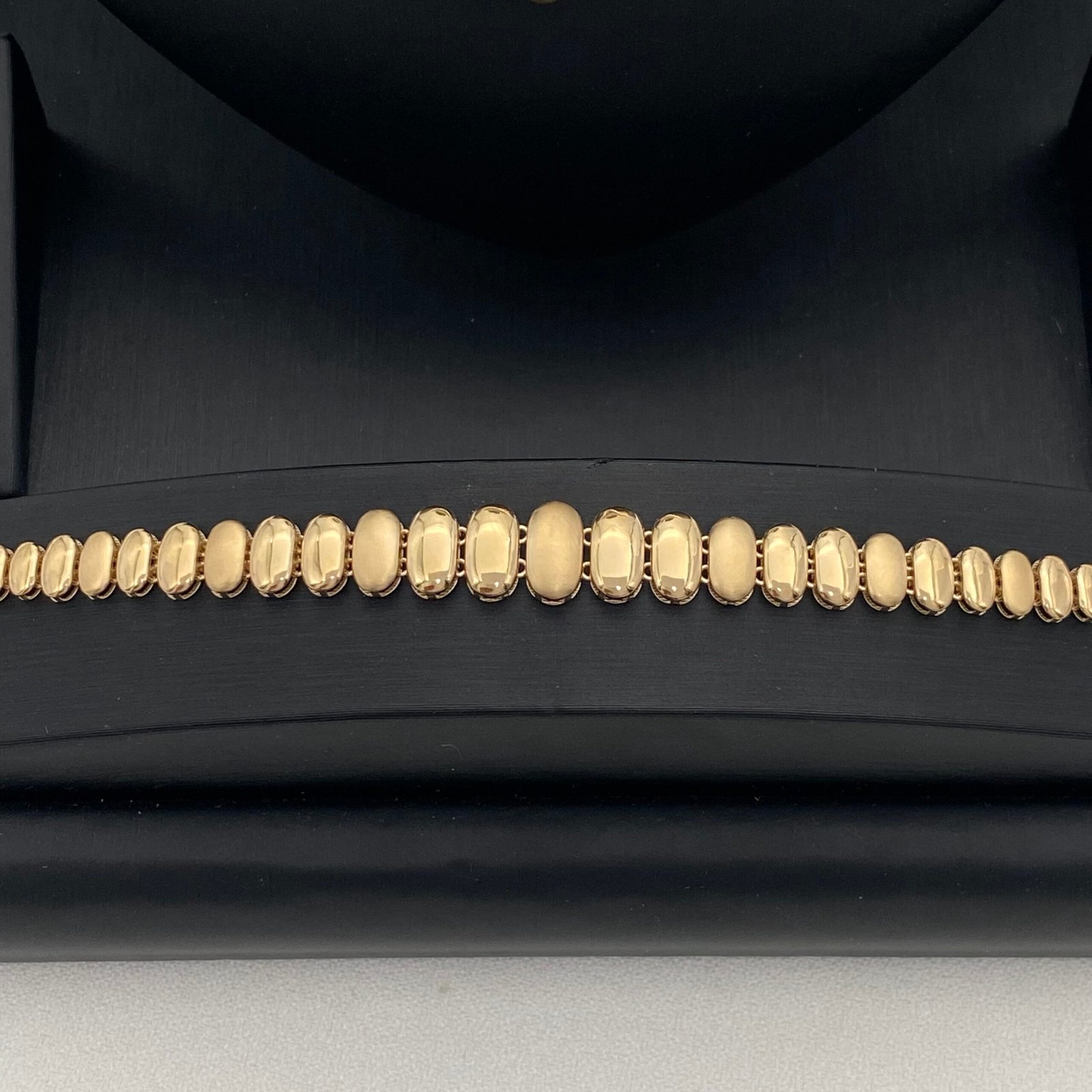 طقم ذهب ملكي عيار 18 الوزن 22.97 جم تصميم كلاسيك فاخر لإطلالة جذابة 4 طقم ذهب ملكي عيار 18 الوزن 22.97 جم تصميم كلاسيك فاخر لإطلالة جذابة - الصورة 4