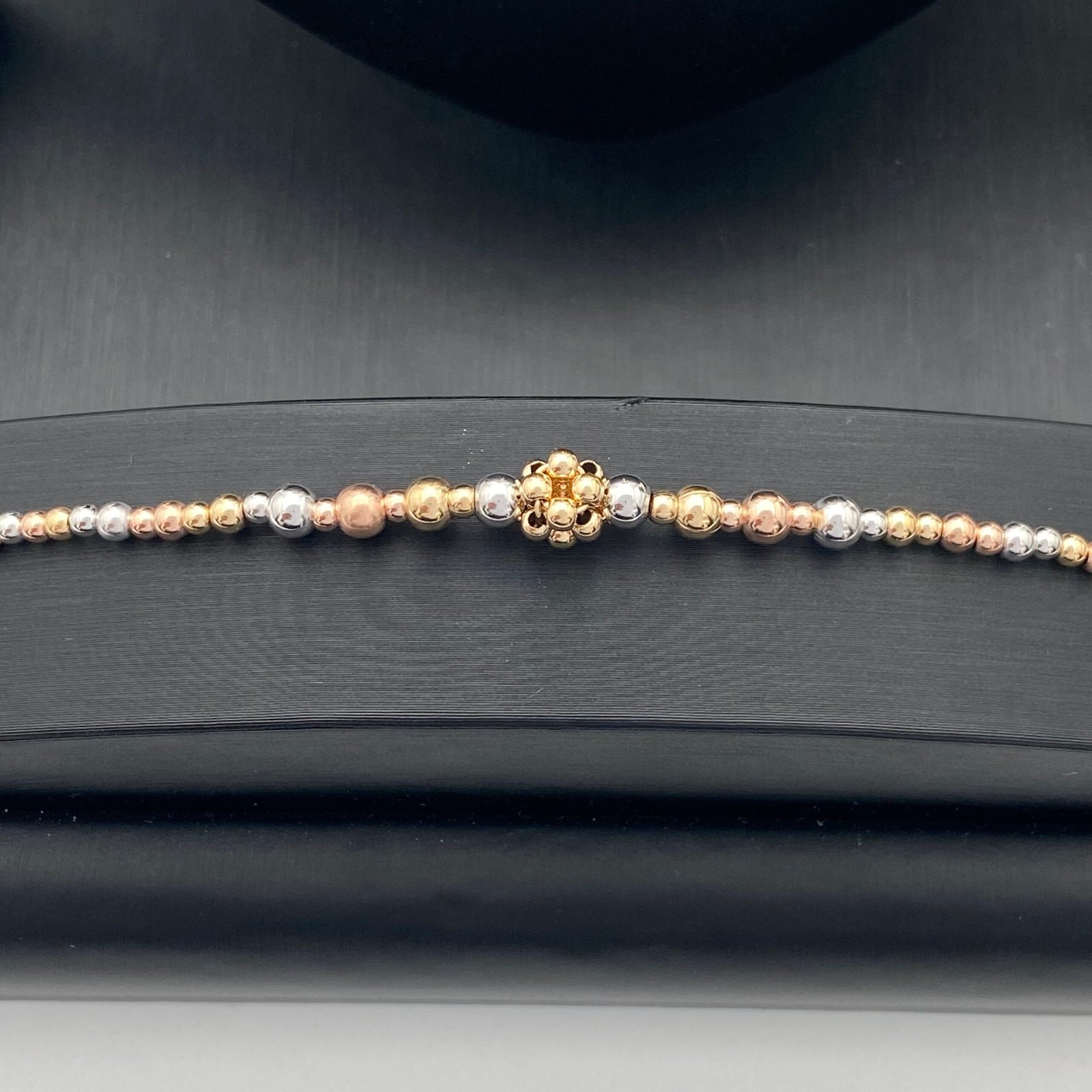 طقم ذهب خرز عيار 18 وزن 18.89 جم بتعليقة متدلية لأناقة دائمة تلفت الأنظار 3 طقم ذهب خرز عيار 18 وزن 18.89 جم بتعليقة متدلية لأناقة دائمة تلفت الأنظار - الصورة 3