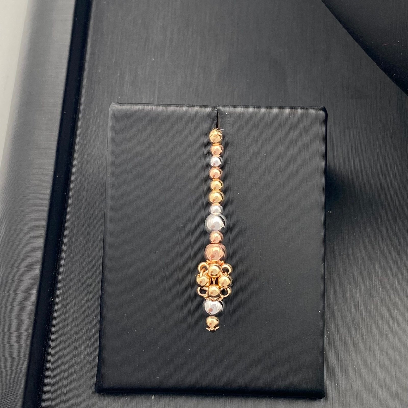 طقم ذهب خرز عيار 18 وزن 18.89 جم بتعليقة متدلية لأناقة دائمة تلفت الأنظار 4 طقم ذهب خرز عيار 18 وزن 18.89 جم بتعليقة متدلية لأناقة دائمة تلفت الأنظار - الصورة 4