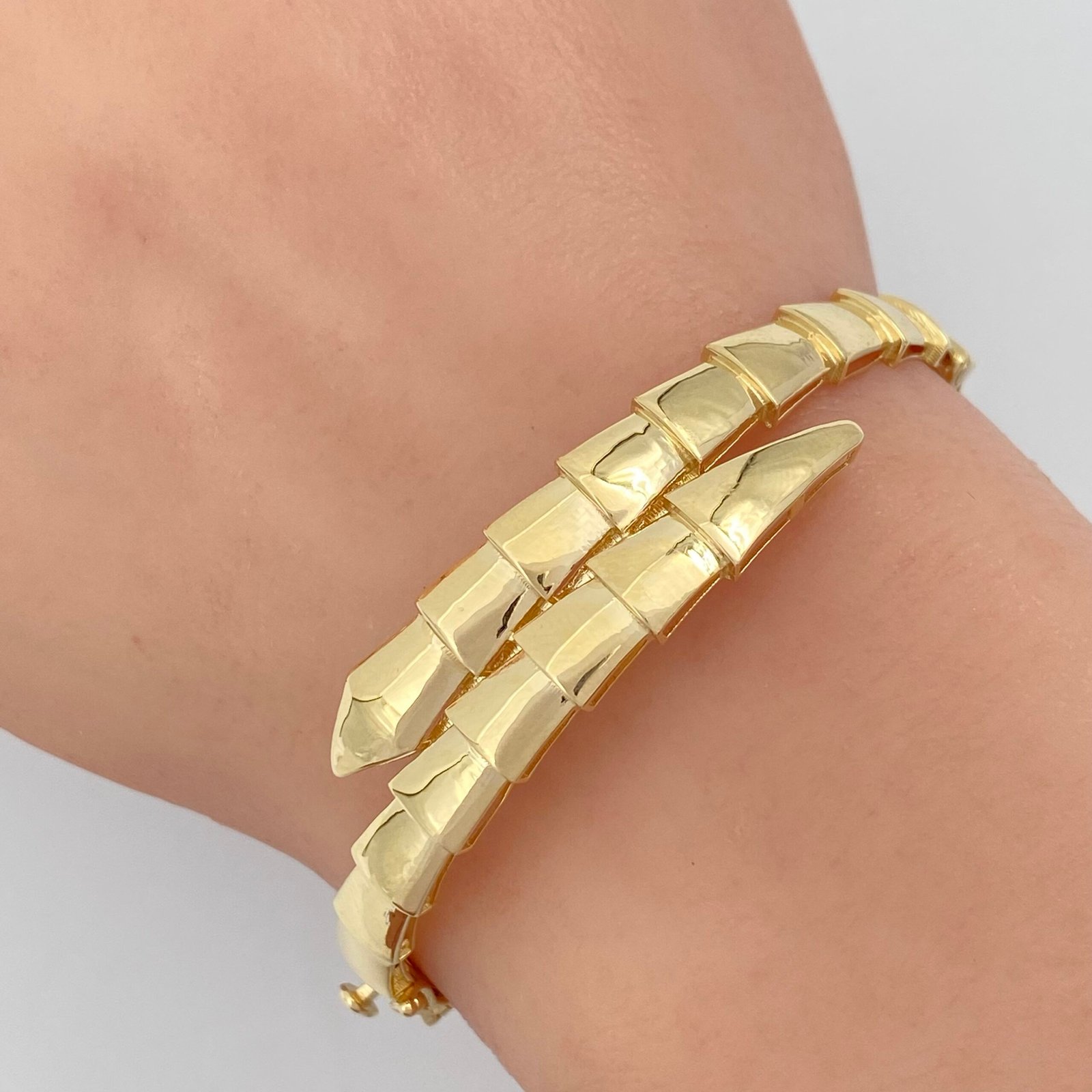 اسوارة وخاتم ذهب عيار 18 وزن 9.92 جم شكل ثعبان لا تُقاوم تزين إطلالتك 2 اسوارة وخاتم ذهب عيار 18 وزن 9.92 جم شكل ثعبان لا تُقاوم تزين إطلالتك - الصورة 2