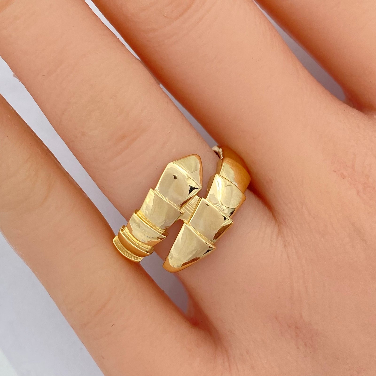 اسوارة وخاتم ذهب عيار 18 وزن 9.92 جم شكل ثعبان لا تُقاوم تزين إطلالتك 4 اسوارة وخاتم ذهب عيار 18 وزن 9.92 جم شكل ثعبان لا تُقاوم تزين إطلالتك - الصورة 4