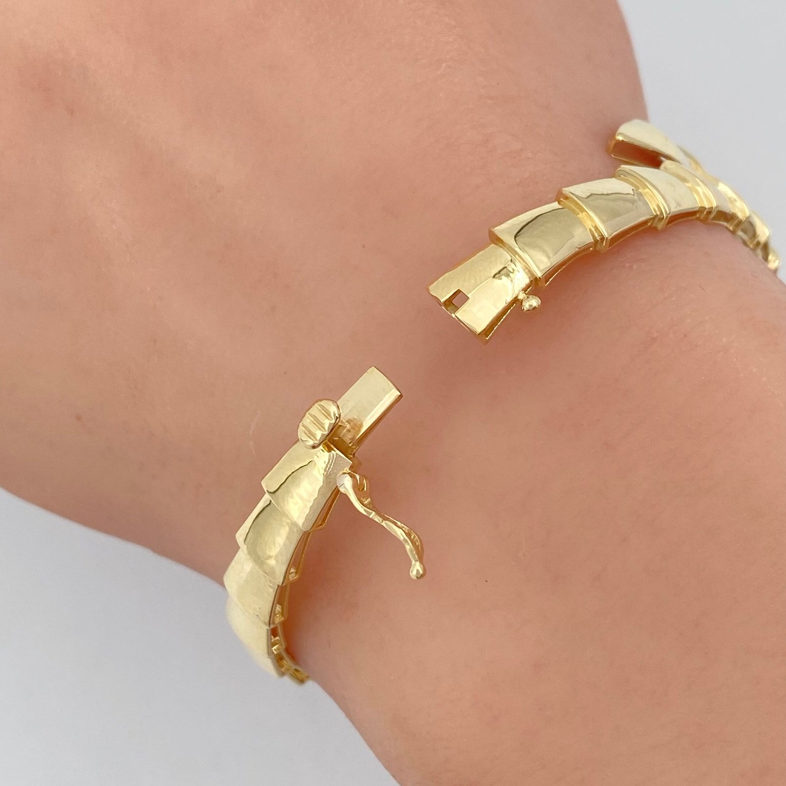 اسوارة وخاتم ذهب عيار 18 وزن 9.92 جم شكل ثعبان لا تُقاوم تزين إطلالتك 3 اسوارة وخاتم ذهب عيار 18 وزن 9.92 جم شكل ثعبان لا تُقاوم تزين إطلالتك - الصورة 3