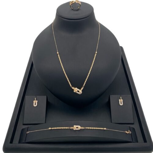 طقم ذهب عيار 18 وزن 9.07 جم بفصوص لامعه وفريدة تزين إطلالتك