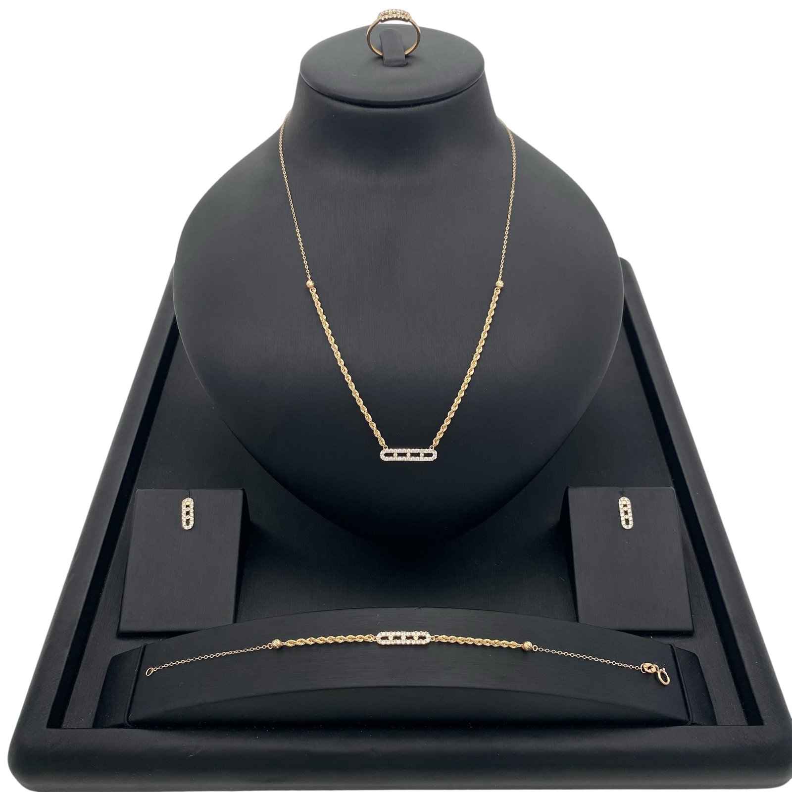 طقم ذهب مبروم عيار 18 وزن 5.01 جم تصميم عصري لامثيل له يليق بذوقك 1 طقم ذهب مبروم عيار 18 وزن 5.01 جم تصميم عصري لامثيل له يليق بذوقك