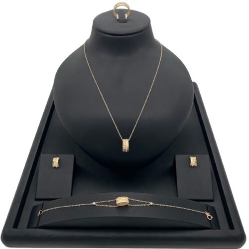 طقم ذهب عيار 18 وزن 11.54 جم يمنحك حضورًا أنثويًا راقيًا