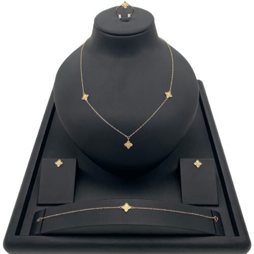 طقم ذهب تصميم الوردة عيار 18 وزن 5.79 جم بتفاصيل راقية وأنيقة