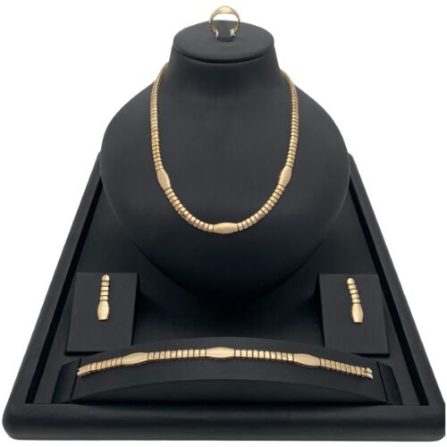 طقم ذهب فخم عيار 18 وزن 29.44 جم بتصميم كلاسيك أنيق