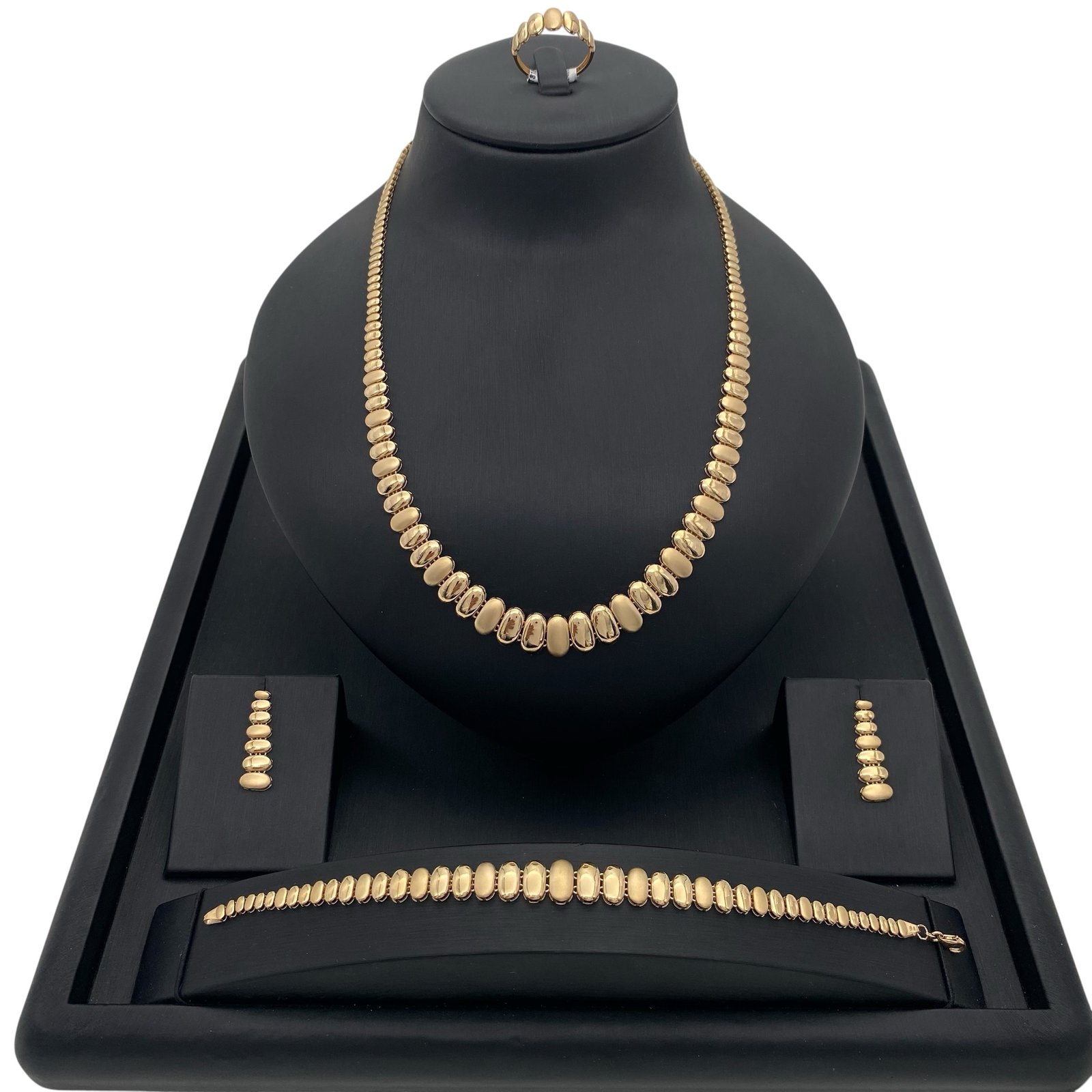 طقم ذهب ملكي عيار 18 الوزن 22.97 جم تصميم كلاسيك فاخر لإطلالة جذابة 1 طقم ذهب ملكي عيار 18 الوزن 22.97 جم تصميم كلاسيك فاخر لإطلالة جذابة