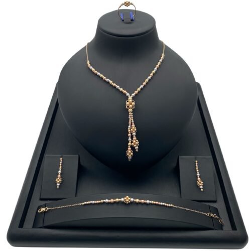 طقم ذهب خرز عيار 18 وزن 18.89 جم بتعليقة متدلية لأناقة دائمة تلفت الأنظار