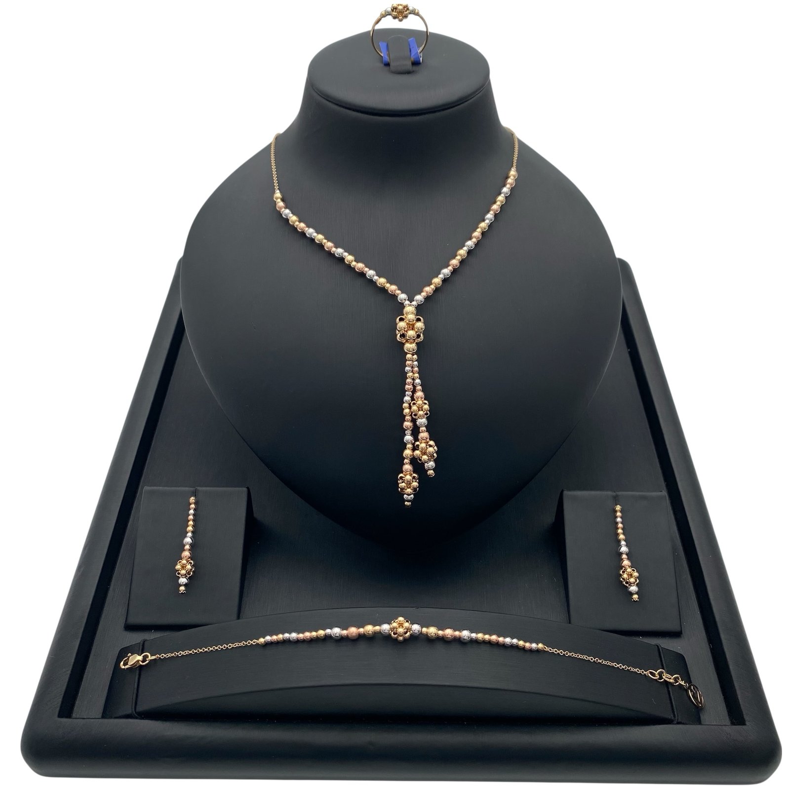 طقم ذهب خرز عيار 18 وزن 18.89 جم بتعليقة متدلية لأناقة دائمة تلفت الأنظار 1 طقم ذهب خرز عيار 18 وزن 18.89 جم بتعليقة متدلية لأناقة دائمة تلفت الأنظار