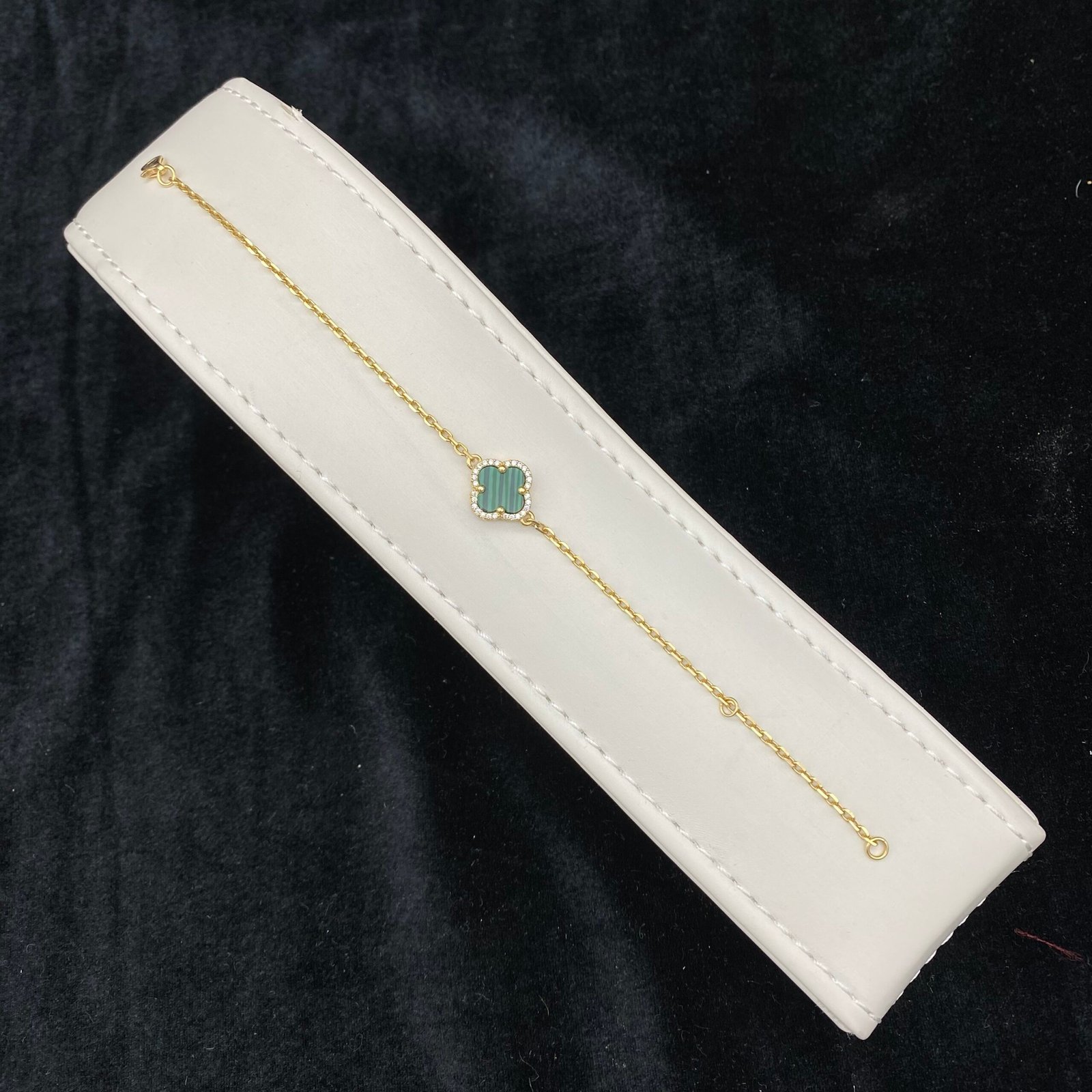 إسوارة ذهب عيار 18 الوزن 4.33 جرام