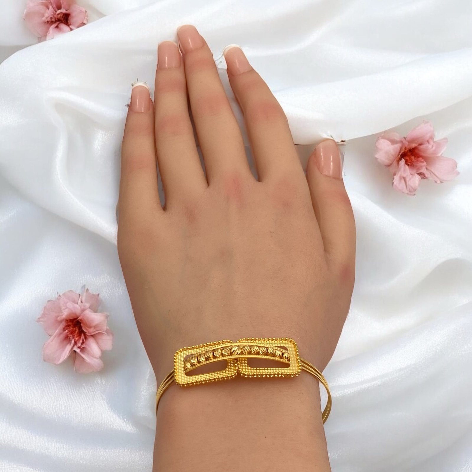 أسوارة ذهب عيار 21 الوزن 8.22 جرام