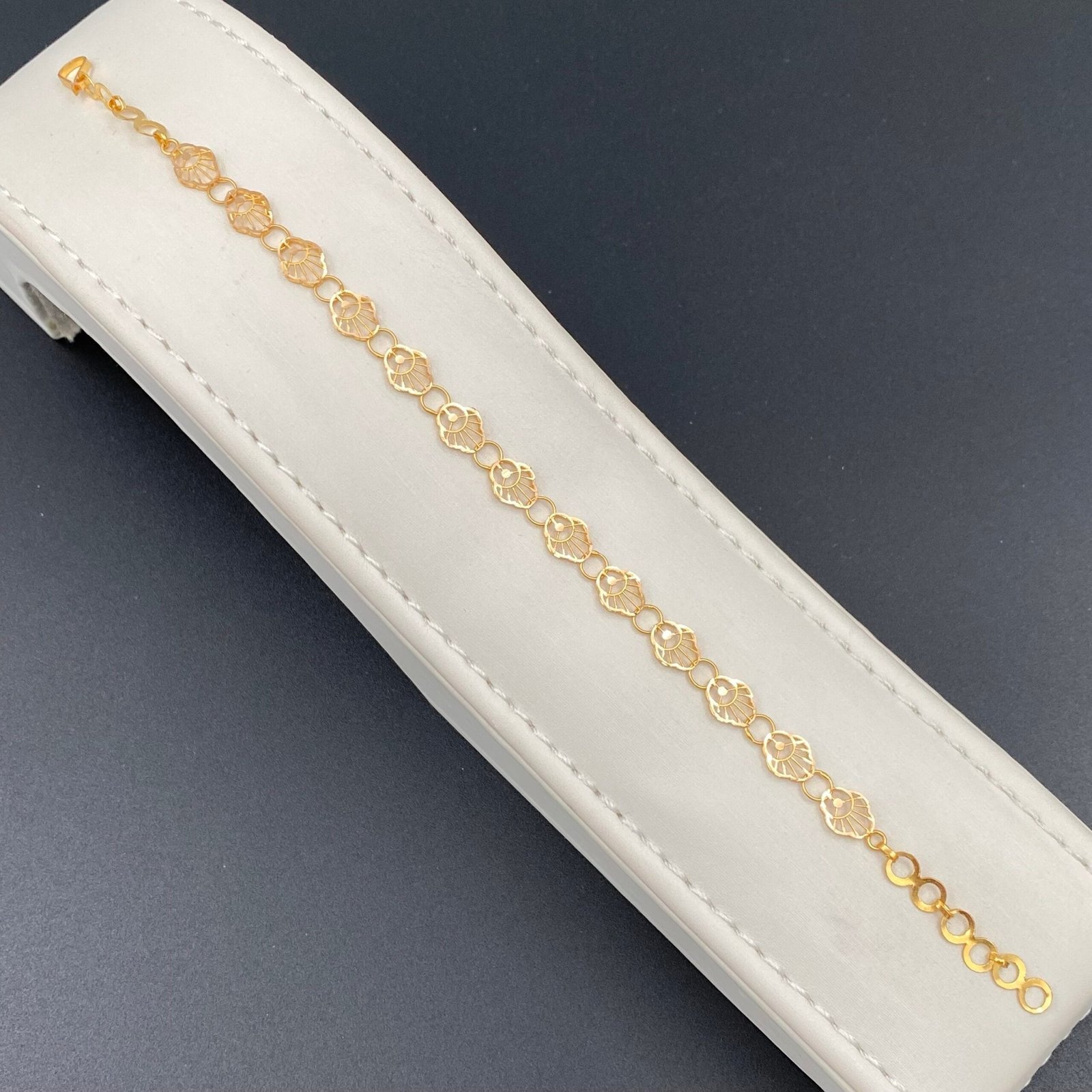 إسوارة ذهب عيار 21 وزن 2.51 جرام بتصميم عصري أنيق يناسب مختلف الأذواق. 