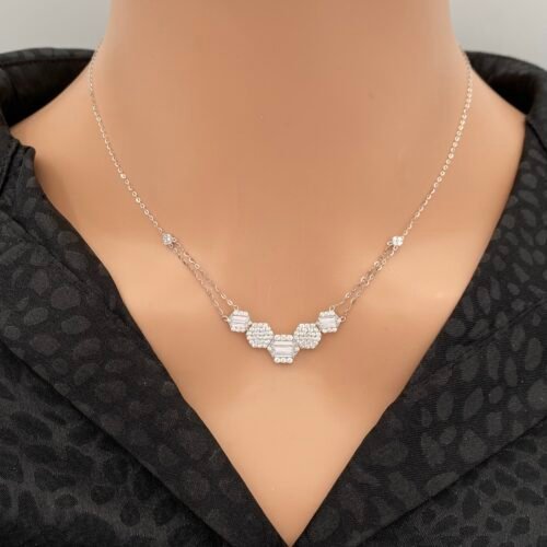 عقد ذهب عيار 18 الوزن 2.45 جرام