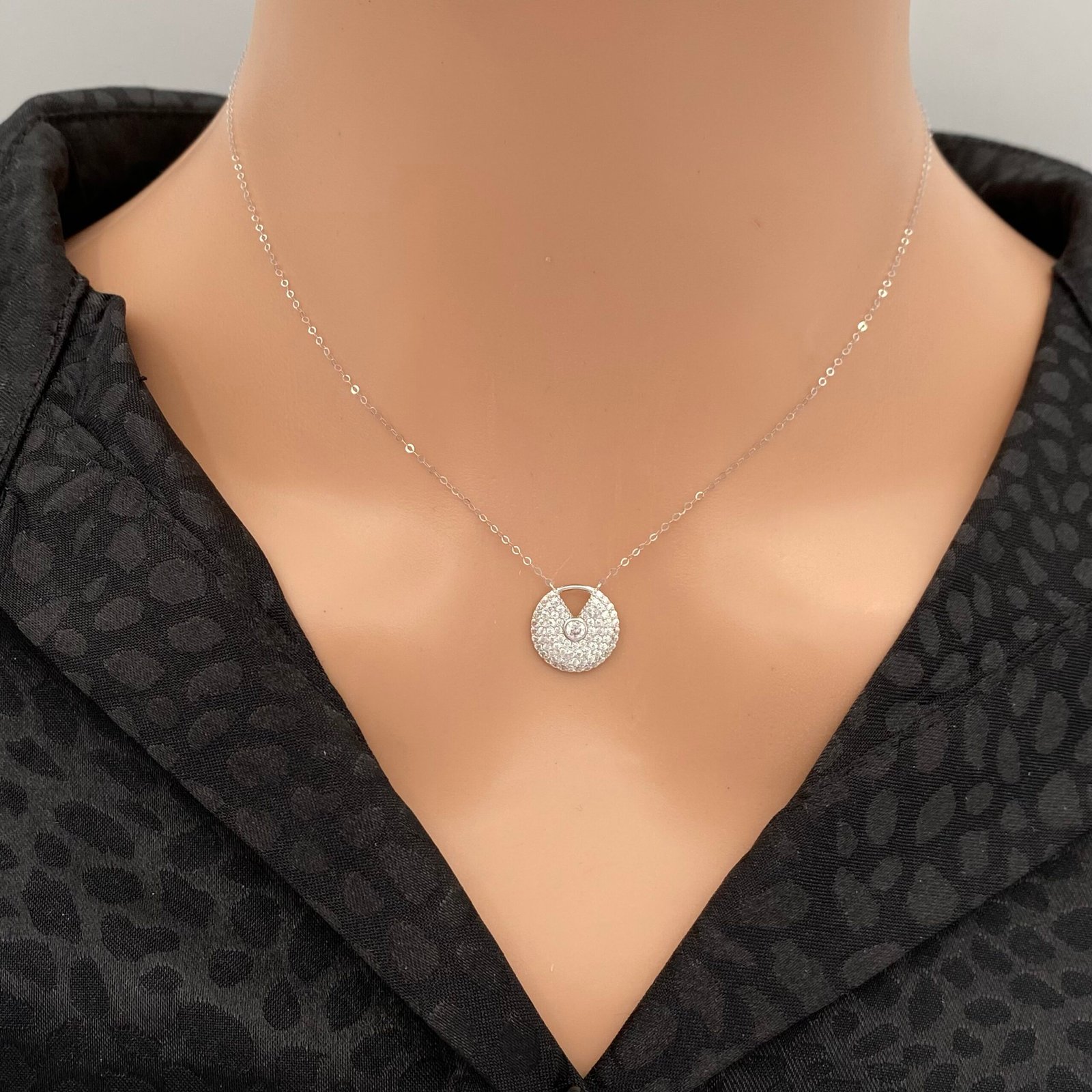 عقد ذهب عيار 18 الوزن 1.09 جرام