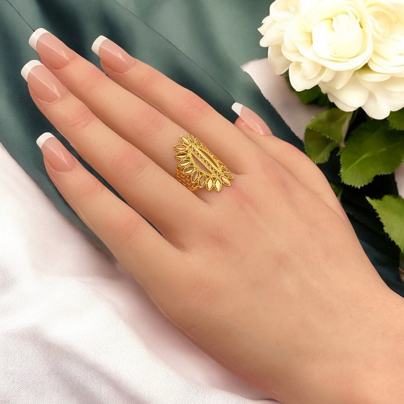 خاتم ذهب انيق بتصميم راقٍ يجمع بين البساطة والجاذبية، قطعة أساسية في كل مجموعة مجوهرات.