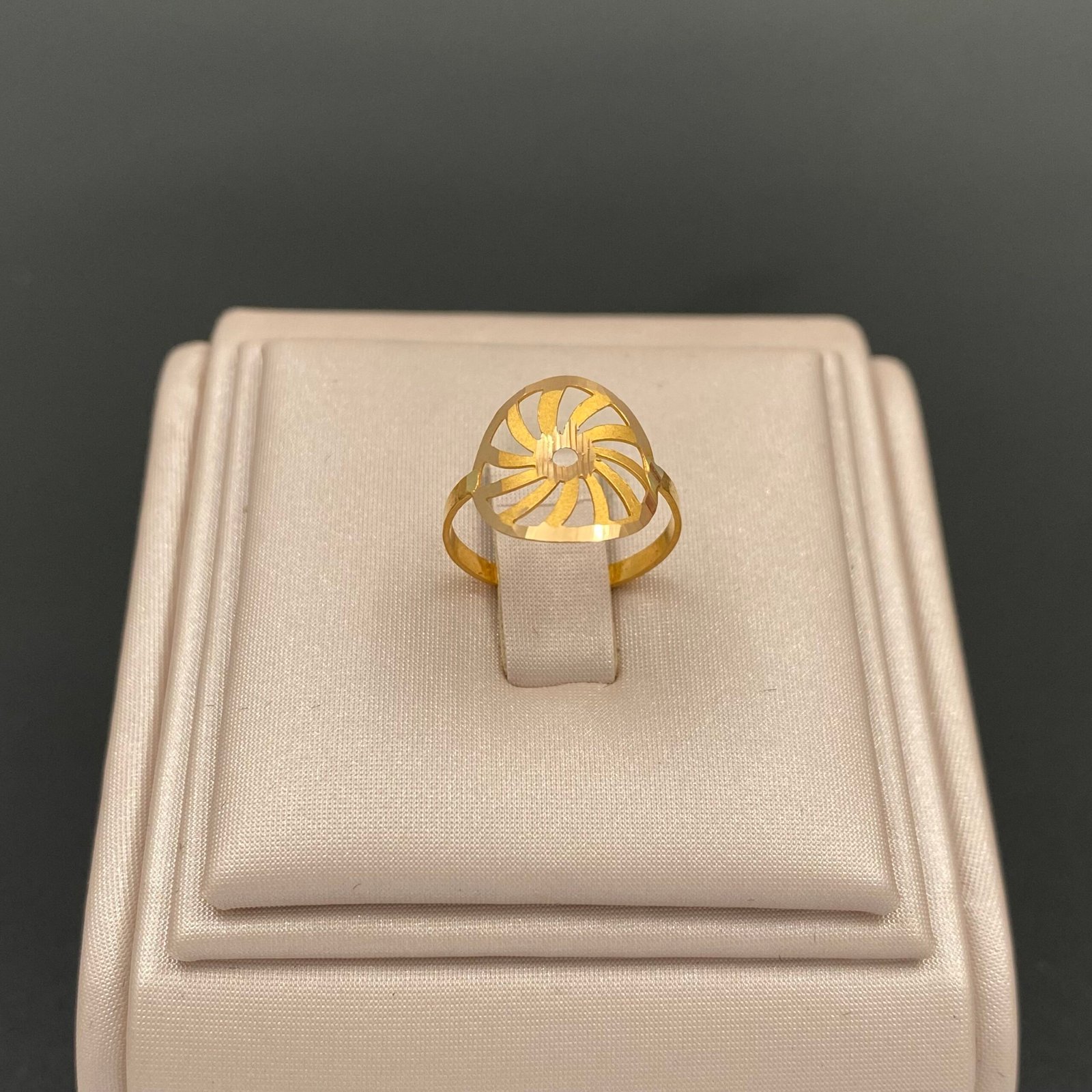 خاتم أطفال ذهب عيار 21 الوزن 0.71 جرام