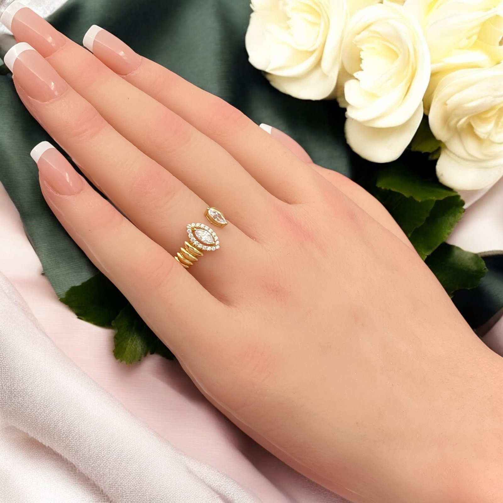 خاتم ذهب نسائي عيار 18 وزن 2.15 جرام، قطعة أنيقة عصرية تناسب جميع المناسبات. 