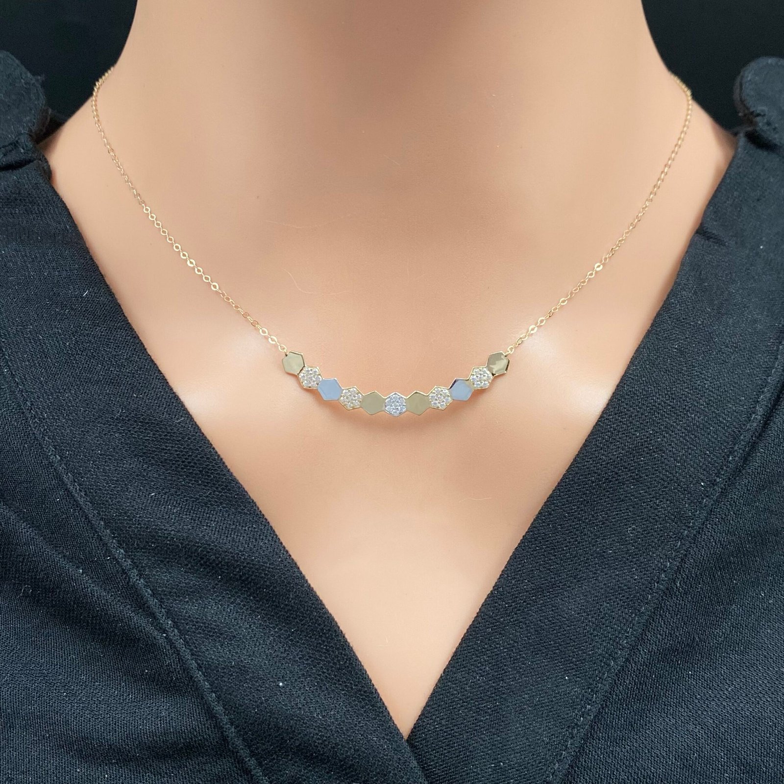 عقد ذهب عيار 18 الوزن 1.71 جرام