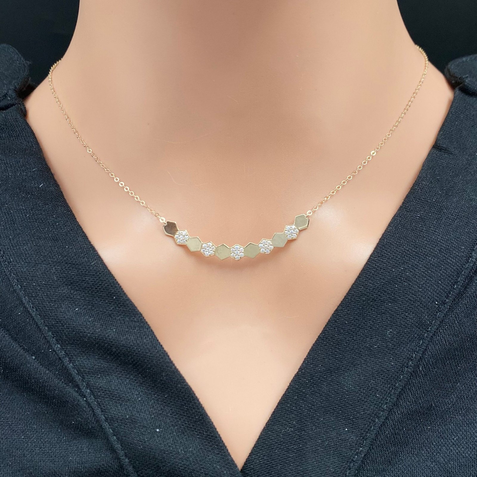 عقد ذهب عيار 18 الوزن 1.66 جرام