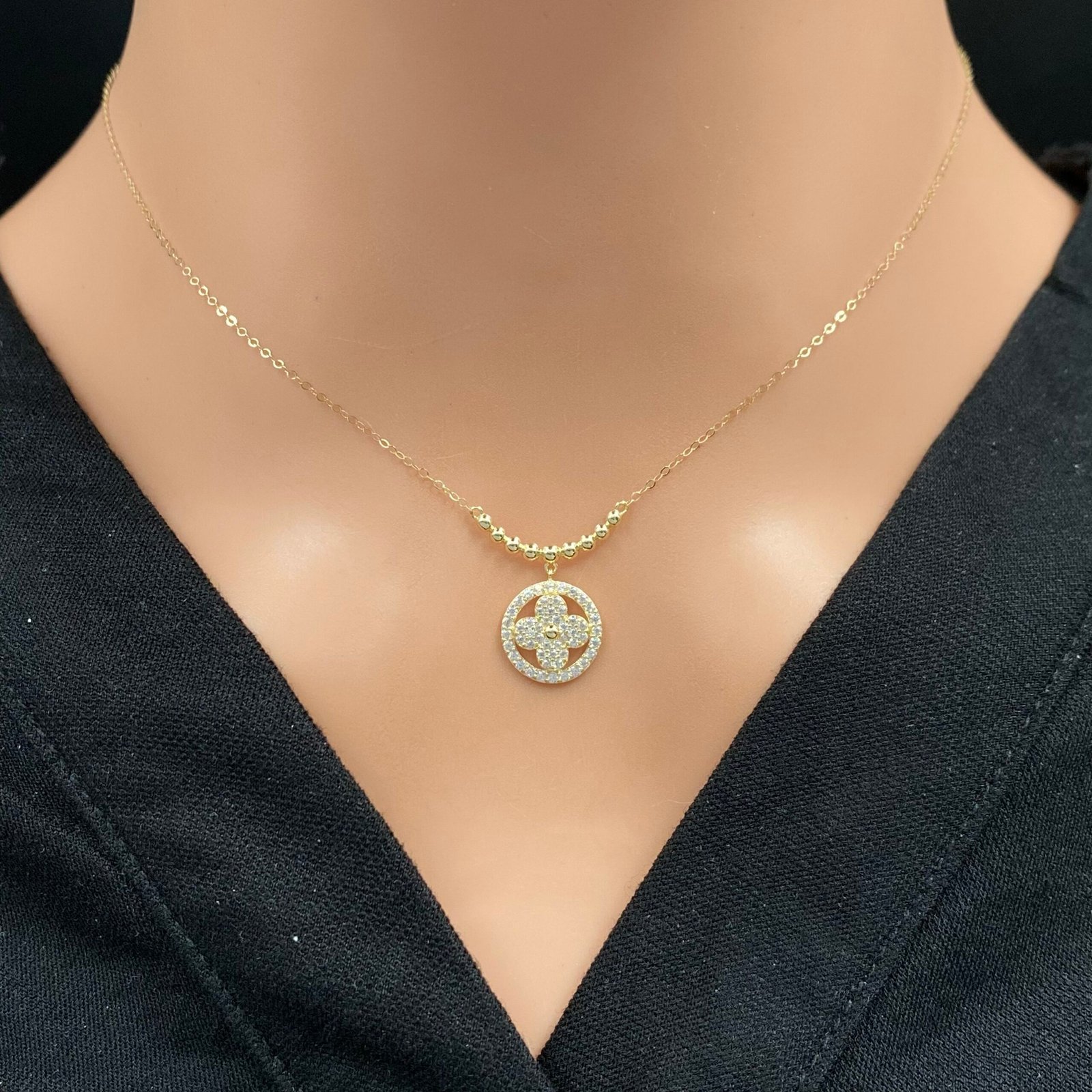 عقد ذهب عيار 18 الوزن 0.96 جرام