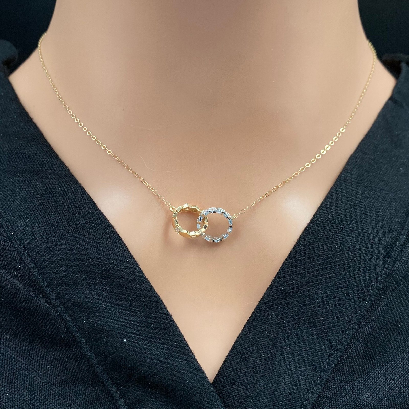 عقد ذهب عيار 18 الوزن 2.04 جرام