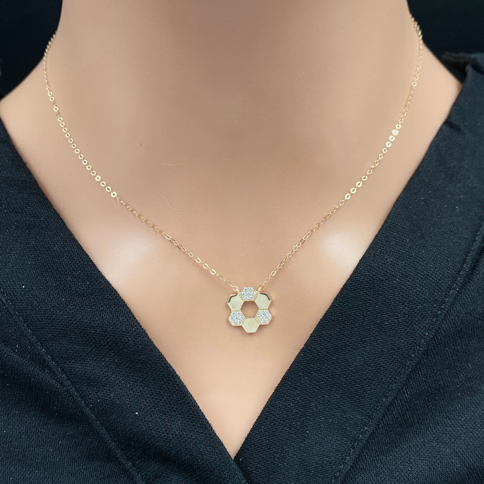 عقد ذهب عيار 18 الوزن 1.23 جرام